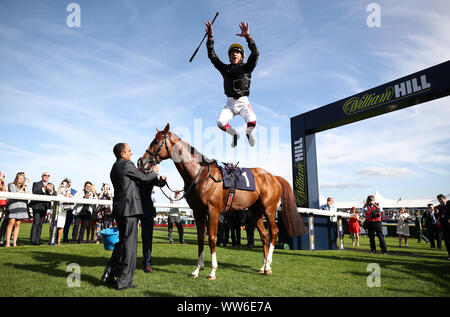 Frankie Dettori demontiert Stradivarius nach dem Gewinn der Magners Rose Doncaster Cup Einsätze bei Tag drei der William Hill St Leger Festival in Doncaster Racecourse. Stockfoto