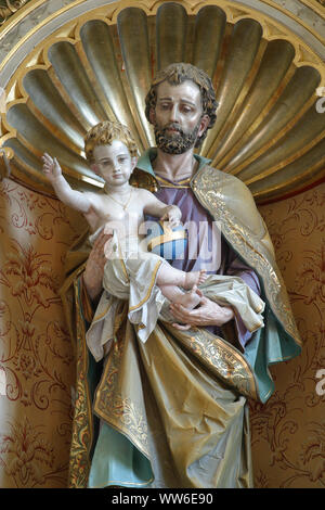 Hl. Josef mit Kind Jeaua, Statue auf dem Altar des Heiligen Josef in der Kirche Unserer Lieben Frau von Lourdes und St. Joseph in der Barilovicki Leskovac, Stockfoto