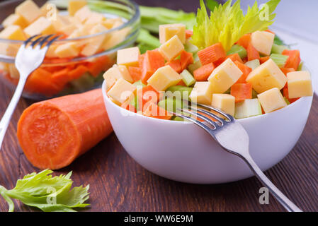 Frischer Salat aus Halmen von Sellerie, Karotten, äpfel und Käse. Fitness Frühstück, gesund. Stockfoto