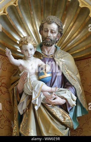 Hl. Josef mit Kind Jeaua, Statue auf dem Altar des Heiligen Josef in der Kirche Unserer Lieben Frau von Lourdes und St. Joseph in der Barilovicki Leskovac, Stockfoto