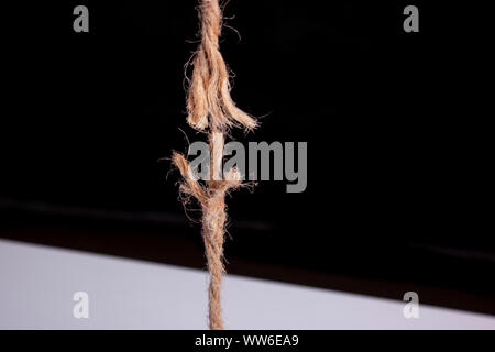 Seil bereit auf schwarzem Hintergrund zu brechen ausgefranst Stockfoto