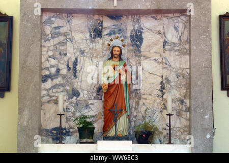 Altar des heiligen Herzen Jesu in der Kirche Unserer Lieben Frau von Lourdes und St. Joseph in der Barilovicki Leskovac, Kroatien Stockfoto
