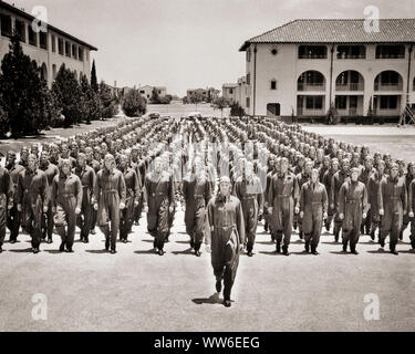 1940 s Reihen der United States Army Air Corps FLYING KADETTEN IN UNIFORM PILOT FLIGHT TRAINING SCHOOL RANDOLPH FIELD TEXAS USA-a 1340 HAR 001 HARS MÄNNER RISIKO B&W DATEI PILOTEN HOHEN WINKEL ABENTEUER DISCOVERY BOHREN MUT AUFMERKSAMKEIT WELTKRIEGE WELTKRIEG der zweite Weltkrieg Der Zweite Weltkrieg IN DER BILDUNG ZEILEN UNIFORMEN KADETTEN KONZEPTIONELLE WELTKRIEG 2 FAZILITÄT RANDOLPH FELD TX junger erwachsener Mann AIR CORPS KASERNE SCHWARZ UND WEISS KAUKASISCHEN ETHNIE HAR 001 MANPOWER ALTMODISCHE RANG RANG UND DATEI Stockfoto