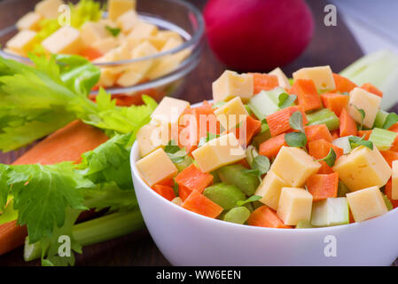 Frischer Salat aus Halmen von Sellerie, Karotten, äpfel und Käse. Fitness Frühstück, gesund. Stockfoto