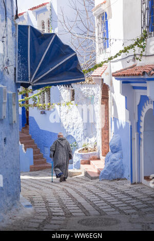 Fußgänger in einem blauen Gasse in Tanger, Marokko, Nordafrika, Afrika Stockfoto