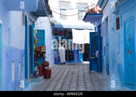 Fußgänger in einem blauen Gasse in Tanger, Marokko, Nordafrika, Afrika Stockfoto