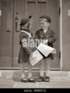 1950 JUNGEN UND MÄDCHEN TRAGEN SONNTAG BESTEN KLEIDER MÄNTEL HÜTE STAND VOR DER KIRCHE TÜR HOLDING SONNTAGSSCHULE PAPIERE - c3505 HAR 001 HARS SONNTAG BRÜDER LÄNDLICHEN MÄNTEL KOPIE RAUM FREUNDSCHAFT IN VOLLER LÄNGE INSPIRATION MÄNNER GESCHWISTER SPIRITUALITÄT SCHWESTERN B&W TRAURIGKEIT UND NETWORKING GESCHWISTER VERBINDUNG STILVOLLE SONNTAG AM BESTEN VOR gekleidet, die Zusammenarbeit JUGENDLICHE MITEINANDER SCHWARZ UND WEISS KAUKASISCHEN ETHNIE HAR 001 ALTMODISCH SONNTAGSSCHULE Stockfoto