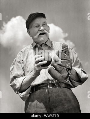 1940 BASEBALL PITCHER LACHEN ÄLTERER MANN MIT WEISSEM SCHNURRBART TRAGEN ALTE KAPPE UND HOLDING LEDER HANDSCHUH HANDSCHUH UND BALL-c 8513 HAR 001 HARS GERNE FREUDE LIFESTYLE ZUFRIEDENHEIT ELDER KOPIE RAUM MIT HALBER LÄNGE PERSONEN INSPIRATION MÄNNER ATHLETISCHE VERTRAUEN ÄLTERER Mann älterer Erwachsener AUSDRÜCKE B&W SCHNURRBART KRUG GLÜCK ALTER WELLNESS OLDSTERS FRÖHLICHEN ALTEN FREIZEITAKTIVITÄTEN SCHNURRBÄRTE MITT UND NIEDRIGEN WINKEL ERHOLUNG STOLZ GESICHTSBEHAARUNG LÄCHELT ÄLTESTEN FREUDIGE ÄLTERER MANN BALL SPIEL BALL SPORT ZUSAMMENARBEIT BASEBALLSCHLÄGER SCHWARZ UND WEISS KAUKASISCHEN ETHNIE HAR 001 ALTMODISCH Stockfoto