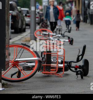 Berlin, Deutschland. 13 Sep, 2019. Fahrräder, die umgeworfen wurden, liegen auf dem Bürgersteig auf Bülowstraße. Credit: Paul Zinken/dpa/Alamy leben Nachrichten Stockfoto