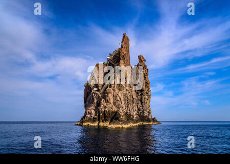 Italien, Sizilien, Liparische Inseln, Stromboli, Strombolicchio Rock Island, Blick vom Boot aus Stockfoto