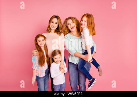 Close up Familie Kinder Tag Foto drei foxy Mädchen mama Oma in der Nähe Witze Urlaub hören Wochenende Fest verbringen Pullover tragen Shirts eingestellt Stockfoto