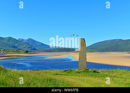 Schöne Landschaft im schottischen Hochland, Teil der Nordküste 500 Route, in der Nähe von Durness mit keltischen Standing Stone, Wasser, Sand, Berge und Himmel Stockfoto