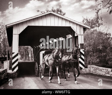 1970 s AMISH BUGGY GEZEICHNET VON PAAR PFERDE VORBEI UNTER COVERED BRIDGE-h 7549 LAN001 HARS SCHLITTEN FALLEN SÄUGETIERE ABENTEUER LIVERY SCHLEPPEN PA HORSE-DRAWN ABSCHLEPPEN TRAB KABELBAUM PLAIN WAGEN TRAVEL PENNSYLVANIA EINFACHE MENSCHEN SÄUGETIER PENNSYLVANIA DUTCH TIERE PFERDE SCHWARZ UND WEISS KUTSCHEN COUNTRY ROAD COVERED BRIDGE ALTMODISCH Stockfoto