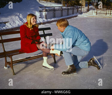 1970 s lächelnden jungen Paar OUTDOOR WINTER EISLAUFEN MANN HELFEN, blonde Frau SPITZE SKATES - kw 3601 HAR 001 HARS FARBE BEZIEHUNG ALTE ZEIT NOSTALGIE OLD FASHION 1 FITNESS KOMMUNIKATION BLOND GESUNDE JUNGE ERWACHSENE SICHERHEIT TEAMARBEIT ATHLETEN FREUEN FREUDE LIFESTYLE FRAUEN VERHEIRATET EHEPARTNER EHEMÄNNER KOPIE RAUM FREUNDSCHAFT halber Länge DAMEN PERSONEN PFLEGE MÄNNER RISIKO ATHLETISCHE VERTRAUEN PARTNER WINTER DATING AKTIVITÄT EISBAHN GLÜCK PHYSISCHEN FRÖHLICHE HOHEN WINKEL STÄRKE ERHOLUNG ATTRAKTION LÄCHELT VERBINDUNG UMWERBUNG FLEXIBILITÄT FREUDIGE MUSKELN SCHNÜRUNG MÖGLICHKEIT ZUSAMMENARBEIT EISLAUFEN SOZIALE AKTIVITÄT Stockfoto