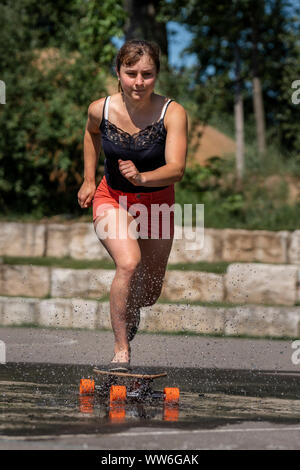 Jugendlich, 18 Jahre, auf Longboard Stockfoto