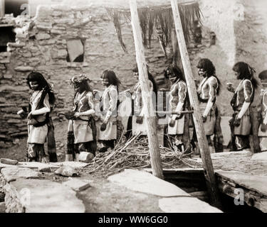 1898 19 TH CENTURY Native American Indians HOPI PUEBLO MENSCHEN MÄNNER SNAKE DANCE ANTILOPE PRIESTER VERLASSEN KIVA ARIZONA USA-q 73400 CPC 001 HARS NORDAMERIKANISCHEN ANTILOPE ABENTEUER 1898 AUFREGUNG SCHLANGE TRADITION PRIESTER DES 19. JAHRHUNDERTS ARIZONA NATIVE AMERICAN PUEBLO SNAKE DANCE ANTILOPE PRIESTER BODY PAINT gebürtige Amerikaner AZ SCHWARZ UND WEISS HOPI KIVA NATIVE DRESS ALTMODISCH Stockfoto