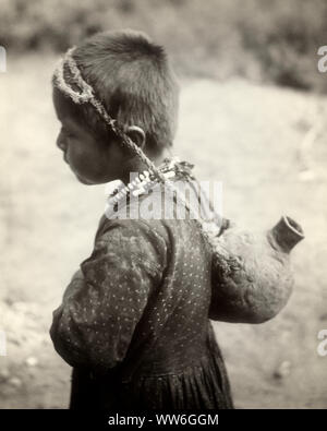 1890s PORTRAIT NATIVE AMERICAN HAVASUPAI indischer Junge, die Töpferei WASSERKRUG AUF DER RÜCKSEITE MIT TUMPLINE GRAND CANYON ARIZONA USA-q 73404 CPC 001 HARS TON DREHEN DES 20. JAHRHUNDERTS INNOVATION MIT KONZEPTIONELLEN ARIZONA NATIVE AMERICAN KANNE KREATIVITÄT JUGENDLICHE INDIANER TUMPLINE 1899 AZ SCHWARZE UND WEISSE GRAND CANYON HAVASUPAI INDIGENEN ALTMODISCH Stockfoto