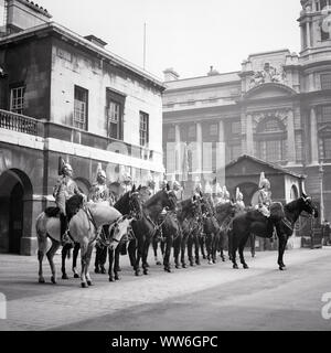 1930er Jahre die Queen'S LIFE GUARDS ZU PFERDE ALLE RIDE SCHWARZES PFERD MIT AUSNAHME DER TROMPETER, der mit einem GRAUEN WHITEHALL London England UK-r 7528 HAR 001 HARS TRANSPORT ENGLISCHEN B&W GROSSBRITANNIEN SÄUGETIERE ABENTEUER EIGENTUMS TRADITION RICHTUNG STOLZ BERUFEN VERGANGENHEIT Uniformen, DIE IMMOBILIEN STRUKTUREN STÄDTE EDIFICE TROMPETER ZUSAMMENARBEIT GRAU SÄUGETIER MITTE nach Mitte des erwachsenen Mannes Königin Fahrten junger erwachsener Mann SCHWARZ UND WEISS GROSSBRITANNIEN WACHEN HAR 001 HORSE GUARDS ALTMODISCHE VEREINIGTES KÖNIGREICH WHITEHALL Stockfoto