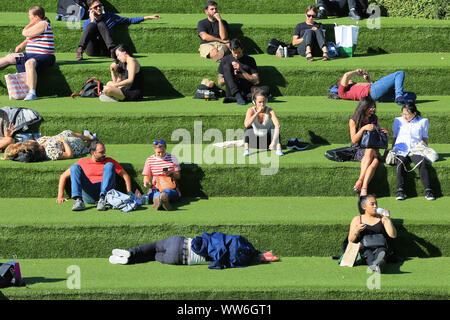 London, UK, 13. Sep 2019. Eine frühe Herbst mini Hitzewelle mit warmen Sonnenschein bringt Sonnenanbeter durch das Regent's Canal an Getreidespeicher Square in der Nähe von King's Cross in London an diesem Nachmittag. Credit: Imageplotter/Alamy leben Nachrichten Stockfoto