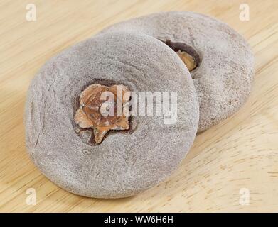 Tropische Früchte, Süß oder getrocknete Kaki Kaki auf einer hölzernen Fach. Ein beliebter Snack Food in Ostasien. Eine ausgezeichnete Quelle für Vitamin C. Stockfoto