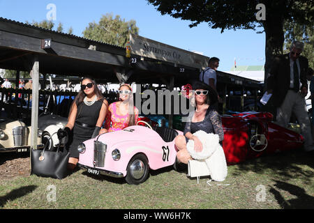 Goodwood, West Sussex, UK. 13 Sep, 2019. Glamouröse Damen in historischen Kostümen gekleidet, mit Austin J40 Pedal Cars am Goodwood Revival in Goodwood, West Sussex, UK. Credit: Malcolm Greig/Alamy leben Nachrichten Stockfoto