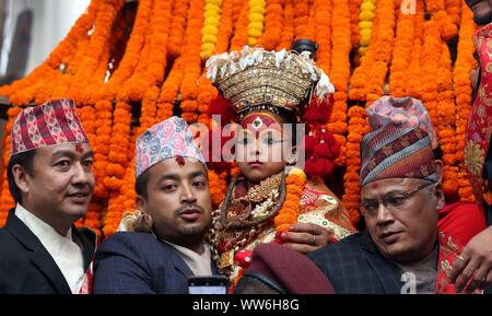 Kathmandu, Nepal. 13 Sep, 2019. Nepalesische lebende Göttin Kumari beteiligt sich an einem Wagen Prozession in der Feier des Hanumandhoka Indrajatra Festival am Durbar Square in Kathmandu, Nepal, Sept. 13, 2019. Credit: Sunil Sharma/Xinhua Stockfoto