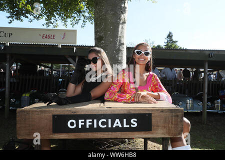 Goodwood, West Sussex, UK. 13 Sep, 2019. Glamouröse Beamte für den Settrington Cup Austin J40 Pedal Cars Rennen auf dem Goodwood Revival in Goodwood, West Sussex, UK. Credit: Malcolm Greig/Alamy leben Nachrichten Stockfoto