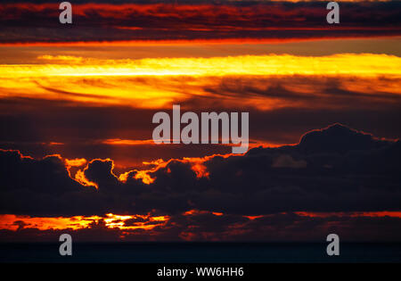 Sonnenuntergang über dem Atlantischen Ozean, Sao Miguel, Azoren, Portugal Stockfoto