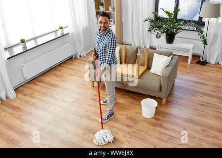 Inder mit Mop und Schaufel Reinigung zu Hause Stockfoto