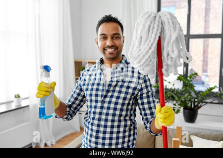 Inder mit Mop und Reinigungsmittel Reinigung zu Hause Stockfoto