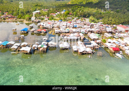 Capo d'Orlando Stadt, Siargao, Philippinen. Häuser auf Stelzen, Fischerdorf, Ansicht von oben. Die Häuser der Anwohner am Strand. Stockfoto