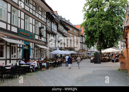 Deutschland, Sachsen-Anhalt, Goslar, Stadtbild, Fachwerkhäuser, Cafés Stockfoto