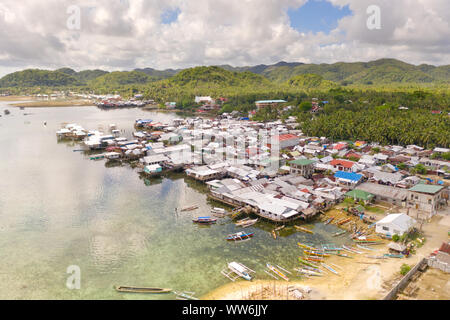 Capo d'Orlando, Siargao, Philippinen. Fischerdorf mit Holzhäuser, stehend auf Stelzen im Meer, Ansicht von oben. Landschaft in den Philippinen. Stockfoto