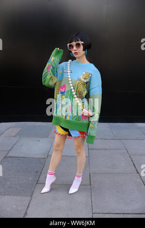 London, Großbritannien. 13 Sep, 2019. London Fashion Week. Spring/Summer Street Style. Credit: JOHNNY ARMSTEAD/Alamy leben Nachrichten Stockfoto