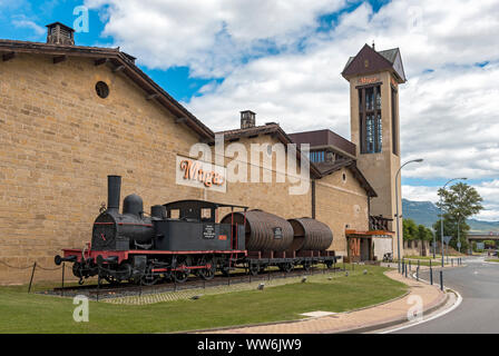 Historische Zug an Muga Winery, Barrio de la Estación, Haro, La Rioja, Spanien Stockfoto