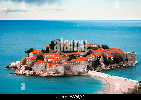 Schönen, bunten Sommer Landschaft einer kleinen kroatischen Stadt am Meer. Die Stadt liegt auf einer Halbinsel in der Nähe von Kroatien, Dubrovnik. Stockfoto