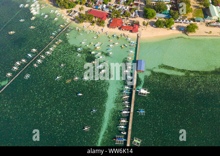 Stadt Allgemeine Luna an der Küste von Siargao mit einem Pier, ein Hafen und touristische Boote. Marina mit Booten. Stockfoto