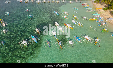 Stadt Allgemeine Luna an der Küste von Siargao mit einem Pier, ein Hafen und touristische Boote. Marina mit Booten. Meer Landschaft mit Booten. Stockfoto