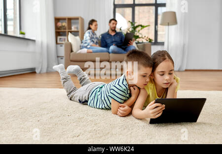 Bruder und Schwester mit Tablet Computer zu Hause. Stockfoto