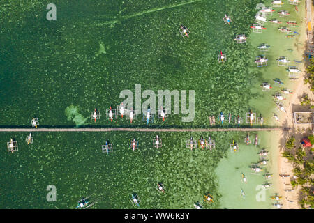 Stadt Allgemeine Luna an der Küste von Siargao mit einem Pier, ein Hafen und touristische Boote. Marina mit Booten. Stockfoto