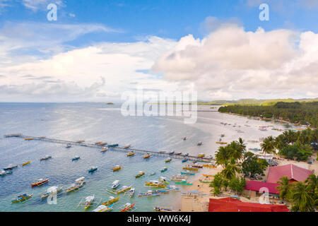 Stadt Allgemeine Luna an der Küste von Siargao mit einem Pier, ein Hafen und touristische Boote. Marina mit Booten. Meer Landschaft mit Booten. Stockfoto