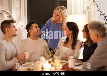 Happy Family in Tea Party zu Hause Stockfoto