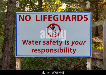 Water Safety Schild keine Rettungsschwimmer im Dienst und darauf zu achten, beim Schwimmen im See. Stockfoto