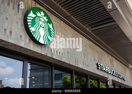 Shanghai, China. 13 Sep, 2019. Amerikanischen Kaffee und Kaffeehaus Kette Starbucks Store und Logo in Shanghai gesehen. Credit: Alex Tai/SOPA Images/ZUMA Draht/Alamy leben Nachrichten Stockfoto