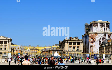 Paris/Frankreich - Juli 6, 2019: Extrem überfüllt Schloss Versailles neben Eingang im Sommer. König Ludwig 14, berühmte Touristenattraktion. Stockfoto