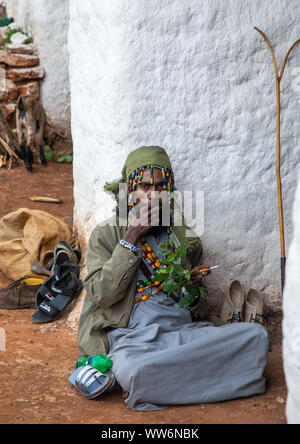 Oromo pilgrim kauen Khat in der Sheikh Hussein Schrein, Oromia, Scheich Hussein, Äthiopien Stockfoto