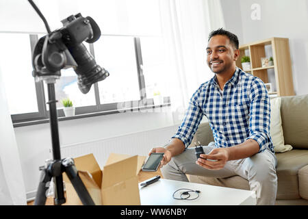 Männliche Blogger mit Smartphone Videoblogging Stockfoto