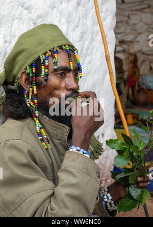 Oromo pilgrim kauen Khat in der Sheikh Hussein Schrein, Oromia, Scheich Hussein, Äthiopien Stockfoto