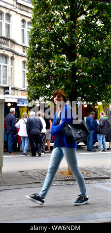 Leuven, Belgien, 13. September 2019: Freitag Wochenmarkt. Frau marschieren. Stockfoto