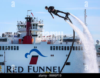 Southampton International Boat Show, Hampshire, UK. 13. September 2019. James Prestwood fliegt bis zu 60 Meter hoch während seiner flyboarding Anzeige am Eröffnungstag der Southampton International Boat Show. Kredit Stuart Martin/Alamy leben Nachrichten Stockfoto